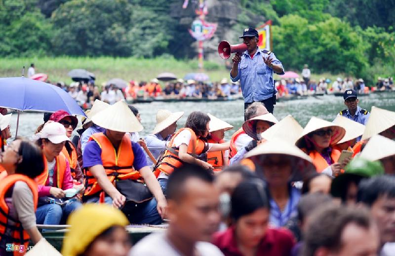 Tuy nhiên, nhiều thuyền đi vào các hang động cùng một lúc nên đã xảy ra tình trạng ùn tắc. Ban tổ chức phải bố trí bảo vệ, phát loa thông báo và nhắc nhở lái đò đi đúng làn, không chen lấn xô đẩy.
