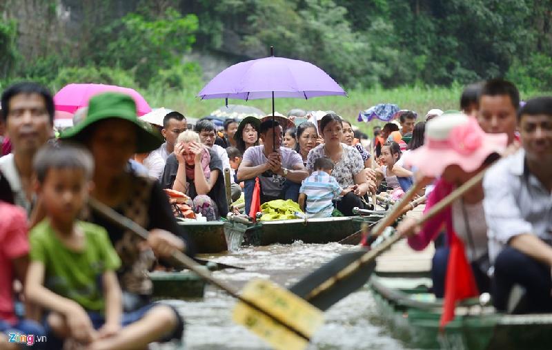 Cảnh chen chúc tại các cửa hang của hàng trăm chiếc thuyền.