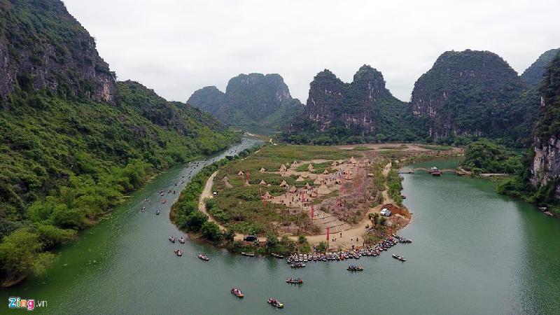 Một điểm mới mẻ không kém phần hấp dẫn xuất hiện ở lễ hội Tràng An sáng nay là bối cảnh của bộ phim Hollywood đình đám đang thu hút hàng triệu người theo dõi Kong: Skull Island được tái hiện trong khu du lịch sinh thái cùng tên.