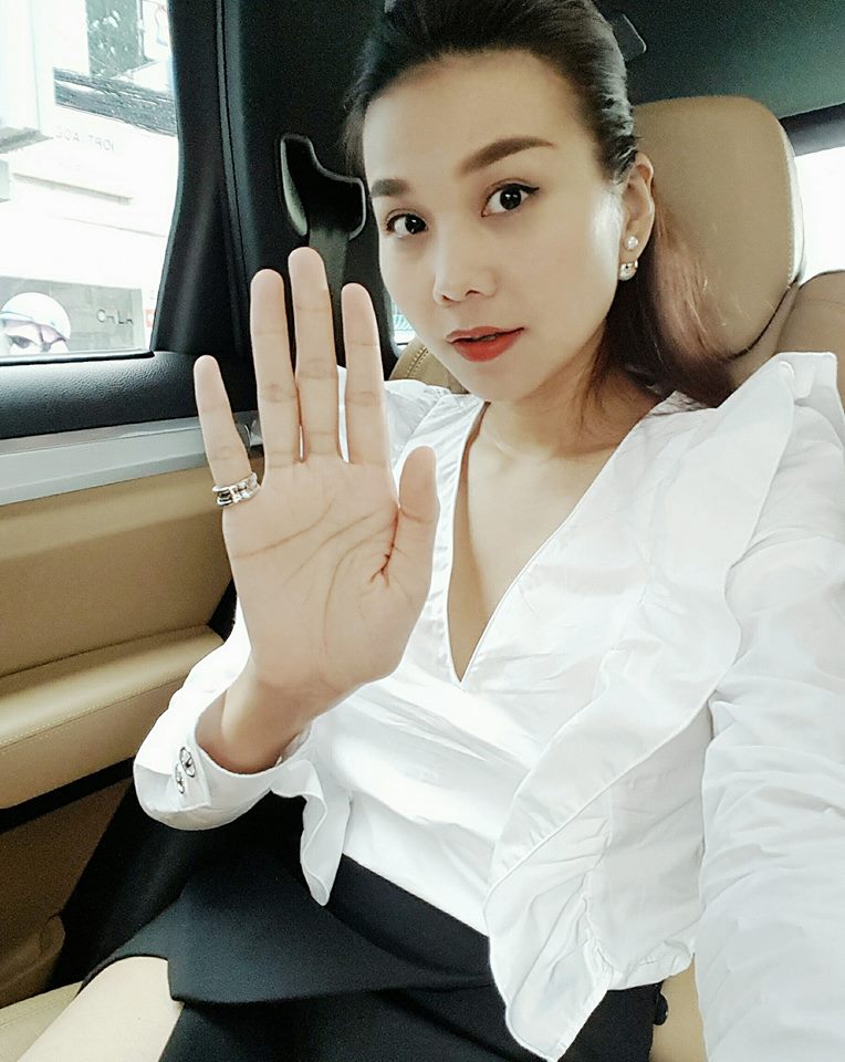Thanh Hằng thường xuyên đeo nhẫn ở ngón tay út của cô, nữ siêu mẫu kết hợp trang phục khéo léo mang tông màu trắng đen để tôn vinh được món phụ kiện nhỏ xinh này. 