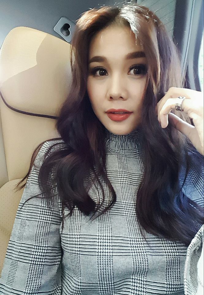 Vẻ đẹp quyền lực và sắc lạnh của cô rất phù hợp với những món phụ kiện tinh giản, sang trọng. 