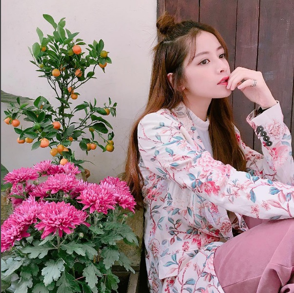 Có lẽ như Chi Pu cũng học hỏi theo đàn chị, khi chiếc nhẫn bạc luôn hiện hữu trên ngón tay út của cô. 