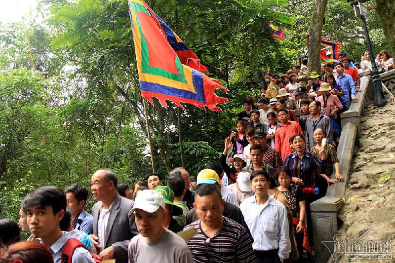 Ban tổ chức lễ hội đền Hùng cho biết, khoảng 3 triệu lượt khách về trước ngày chính giỗ. Dự kiến ngày mai, mùng 10/3 âm lịch, lượng khách sẽ tăng đột biến