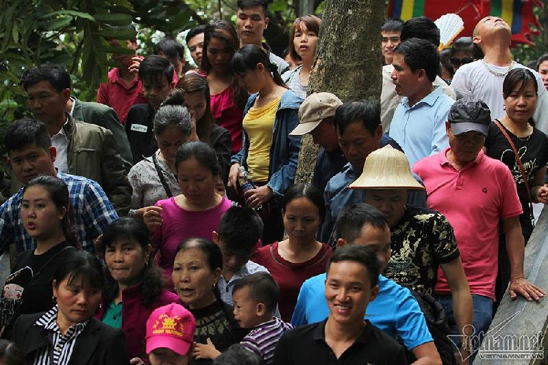Các tuyến đường dẫn lên núi Nghĩa Lĩnh đều đông nghịt người