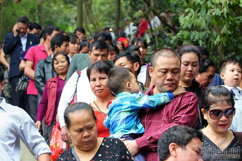 Do quá đông, nhiều trẻ nhỏ được bố mẹ, người thân bế, cõng để lên đền