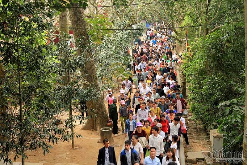 Dòng người nối đuôi nhau liên tục leo hơn 500 bậc thang từ chân núi Nghĩa Lĩnh lên các đền trên cao