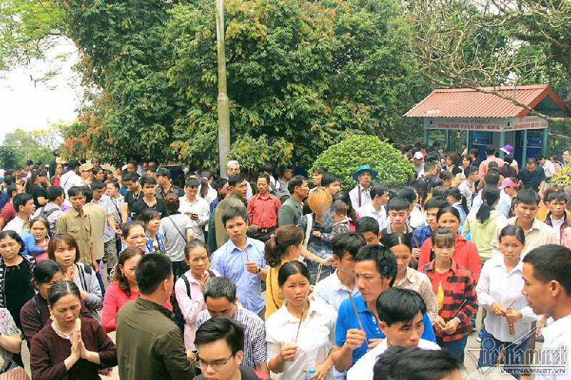 Tại khu vực sân các đền trên núi cũng luôn trong tình trạng chật kín người
