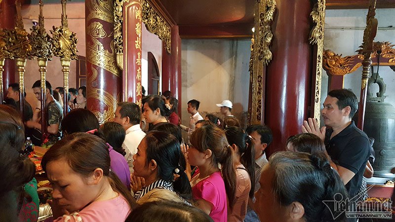 Bên trong đền cũng chật kín người