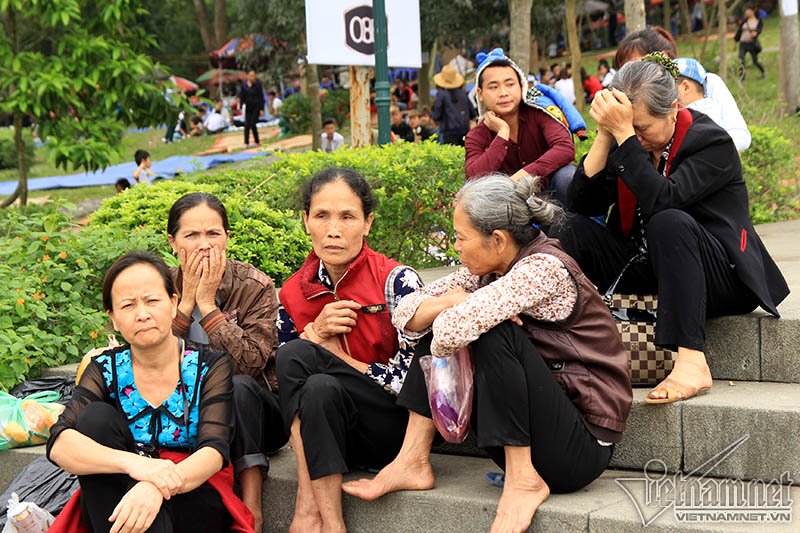 Nhiều người mệt mỏi sau khi leo một chặng đường dài lên núi đã tìm chỗ trống ngồi nghỉ ngơi