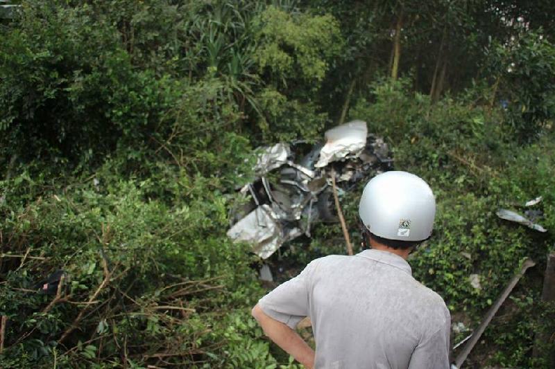 Chiếc ô tô bị tàu hỏa tông văng khỏi ngã tư khoảng 50m