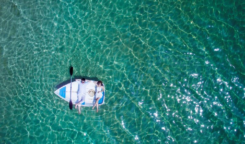 Vịnh Nha Trang với những bãi cát trắng mịn trải dài, cùng làn nước trong xanh luôn là điểm đến hấp dẫn đối với tất cả du khách. Với vẻ đẹp lãng mạn, quyến rũ nơi đây trở thành nơi ghi dấu ấn tình yêu của các cặp cô dâu chú rể.