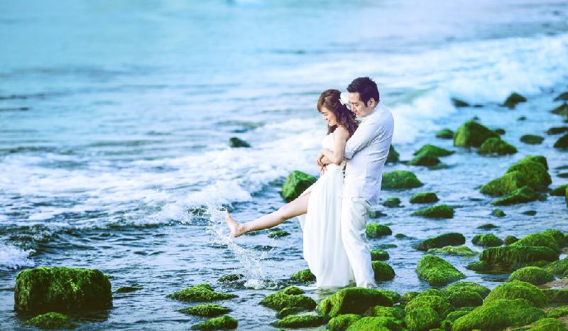 Với chiều dài khoảng 7 km, bãi tắm Nha Trang kéo dài từ sân bóng Thanh Niên đến UBND tỉnh. Vì thế, khi đến Nha Trang, bạn có thể tìm cho mình một địa điểm ưa thích để tha hồ bơi lội, lặn ngụp, đùa giỡn với cát và sóng biển. Trong ảnh là vẻ đẹp thơ mộng của bãi đá mùa rêu xanh mượt.