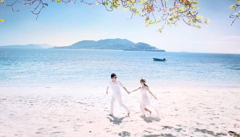 Trong hình là đảo Hòn Miễu, sạch sẽ lại yên tĩnh, không xô bồ. Nước biển trong xanh, du khách có thể nhìn thấy tận đáy biển những rặng san hô, ngâm mình trong làn nước tươi mát.