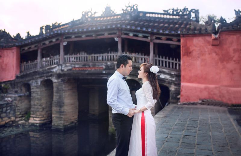 Không chỉ vậy, đây cũng là địa điểm tuyệt vời để chụp ảnh cưới. Các cặp đôi tìm về đây để tô điểm thêm những nét đẹp truyền thống, cổ kính trong bộ ảnh cưới của mình.<
