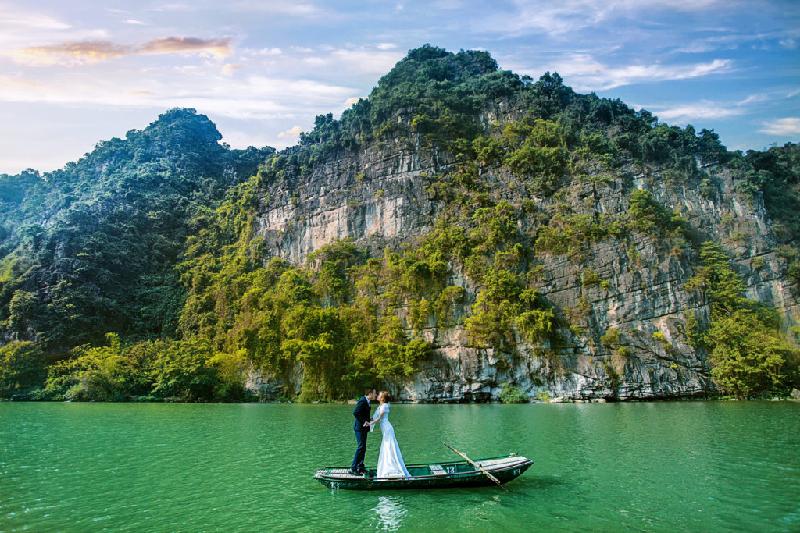 Với núi đá vôi hùng vĩ, hang động trải dài, dòng sông trong vắt với rong rêu ẩn hiện phía dưới, Tràng An (Ninh Bình) dễ làm xao lòng bất cứ ai khi đến. Chính nét mộc mạc, hoang sơ đã biến nơi đây thành địa điểm chụp ảnh được các nhiếp ảnh gia và cô dâu, chú rể yêu thích.