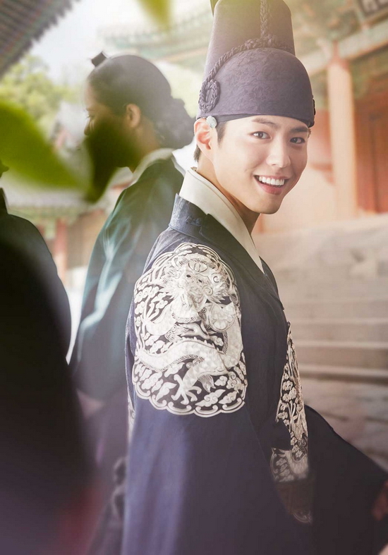 •	Lee Young (Park Bo Gum đóng) Thế tử đương triều, tài năng, cương trực. Đối diện với mưu đồ lật đổ triều đình của gia tộc họ Kim, Lee Young luôn phải gánh kỳ vọng lớn lao từ vua cha. Vô tình “đụng độ” Ra On mà không biết cô là nữ cải nam trang, Lee Young đã trợ giúp nhiệt tình để cô trở thành thái giám thân cận rồi chuyển sang yêu mến cô lúc nào không biết. 