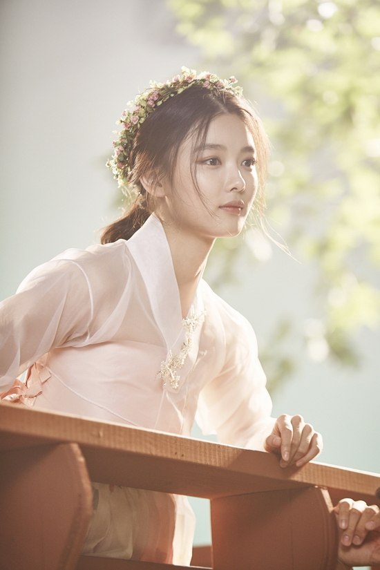 •	Hong Ra On (Kim Yoo Jung đóng) Vì hoàn cảnh, Ra On phải giả trai, lấy tên là Sam Dom. Số phận trớ trêu khiến cô bất ngờ trở thành thái giám hầu hạ Lee Young. Một lòng hướng về Thế tử, nhưng để bảo vệ người mình thương, cô đã quyết định rời xa anh. Dù vậy, duyên số dường như luôn ràng buộc họ, sóng gió không ngừng xảy đến với cả hai, thậm chí đẩy cô vào nguy hiểm…