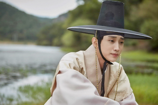 •	Kim Yoon Sung (Jin Young đóng) Cháu trai lãnh tướng Kim Heon. Được gia tộc họ Kim kỳ vọng thay thế vị trí của Thế tử, thế nhưng Yoon Sung chưa bao giờ để tâm đến ngôi báu. Biết Ra On là nữ cải nam trang nên ngay lần gặp đầu tiên, anh vẫn luôn âm thầm ở bên giúp đỡ, bảo vệ cô, kể cả khi biết trái tim cô đã hướng về một người khác.