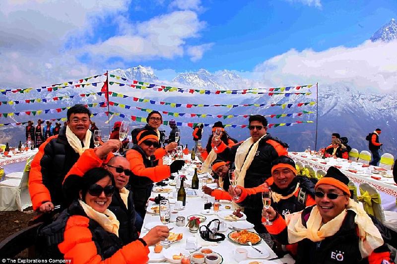 Gói dịch vụ “bữa sáng trên Everest” được các công ty du lịch cung cấp cho du khách với chi phí từ 3.700-5.000 USD mỗi người.