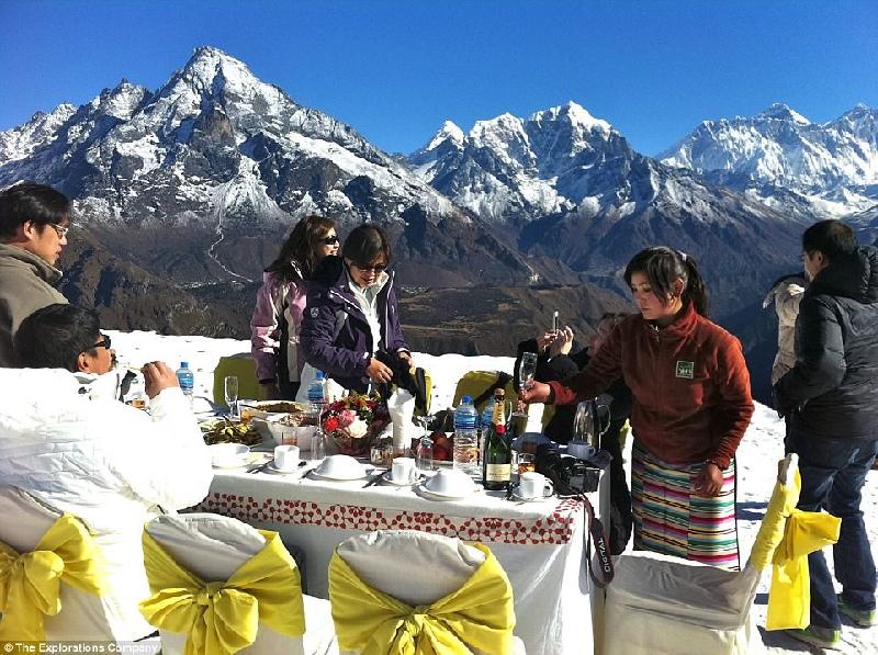 Du khách không phải tự leo núi, mà được máy bay trực thăng của công ty đón tại Thủ đô Kathmandu (Nepal) để tới trại Everest Base Camp nằm ở độ cao 5.365 m so với mực nước biển.