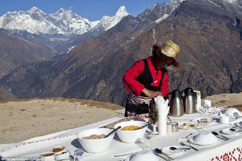 Bua sang xa xi tren dinh Everest cho khach nha giau hinh anh 6