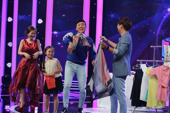 Không kém cạnh, Ốc Thanh Vân khiến khán giả cười lăn khi gồng mình trổ tài “bắn rap” cực hầm hố để thuyết phục tài năng nhí về đội.
