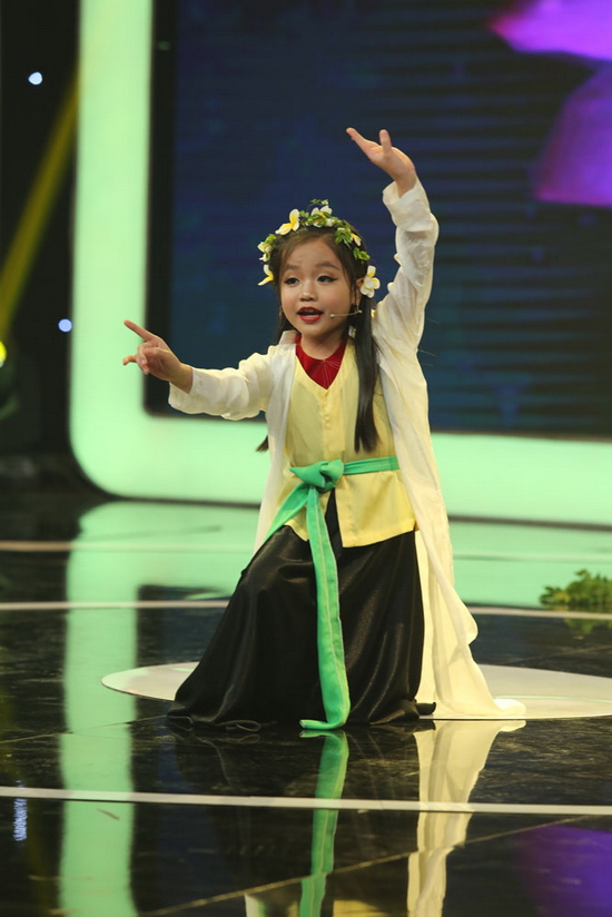 Khi được MC hỏi về ý nghĩa các động tác trong vở chèo, cô bé tự tin vừa giải thích, vừa thực hiện lại các hành động rắc dâu, se chỉ, tung suốt, dệt vải một cách rành mạch khiến Ốc Thanh Vân bần thần, té ghế và khẳng định cô bé là một thần đồng. 