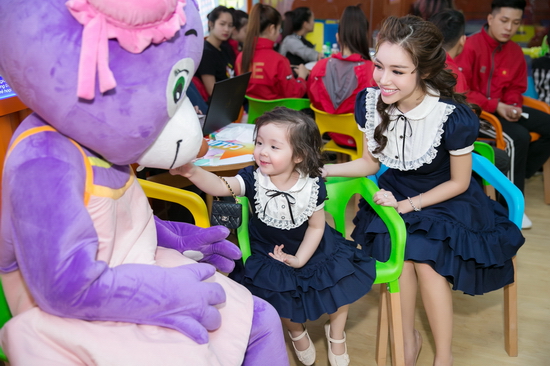 Cadie Mộc Trà xuất hiện vô cùng tươi tắn không kém ‘chị Mami’ và còn chủ động dắt tay mẹ đến chỗ ngồi. Cadie ngày càng dạn dĩ và thể hiện sự tự tin khiến mẹ Elly Trần vô cùng hài lòng. Trong lúc chờ đợi đến giờ biểu diễn, nữ diễn viên thoải mái chơi đùa cùng con, không thể hiện chút lo lắng do show diễn đã được chuẩn bị chu đáo từ trước.
