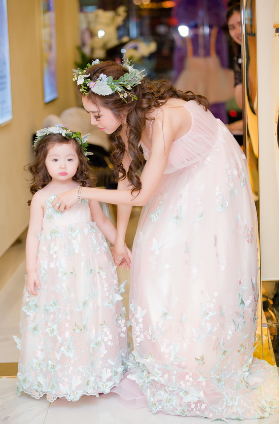 Sau đó, Elly Trần dẫn con vào phong trang điểm và thay trang phục. Cả hai xuất hiện lại trước các quan khách trong phong cách xinh yêu như thiên thần. Trên sân khấu, Elly Trần dành lời cảm ơn tình cảm ủng hộ của các gia đình đến dự buổi diễn của cô. Người đẹp hi vọng show diễn với những trang phục do chính cô thực hiện sẽ giúp các gia đình có thêm những gợi ý để cả nhà mặc đẹp, diện xinh.