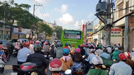Xe buýt bị xe máy bao vây
