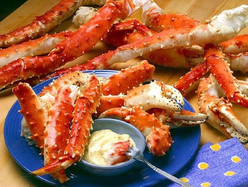 Một con cua Hoàng đế trọng lượng 4 kg có thể chế biến thành nhiều món cho bàn tiệc khoảng 6-10 người. Ví như, nước luộc cua cho vào nấu cháo, chân cua cho vào nướng hoặc hấp.