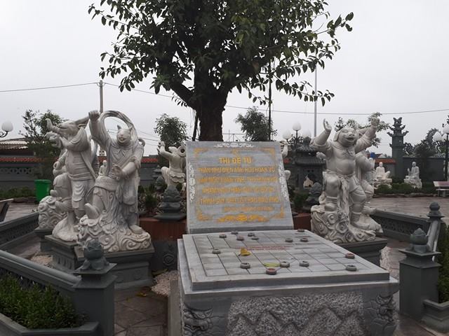 Bàn cờ đá với rât nhiều tượng đá La Hán xung quanh