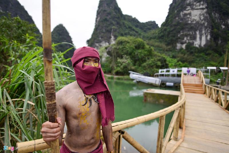 Hình ảnh thổ dân cũng được tái hiện. Hàng chục người có cơ hội đóng vai phụ trong phim được trang trí, đứng ở mỗi túp lều hay lối đi lại thu hút sự chú ý của du khách.