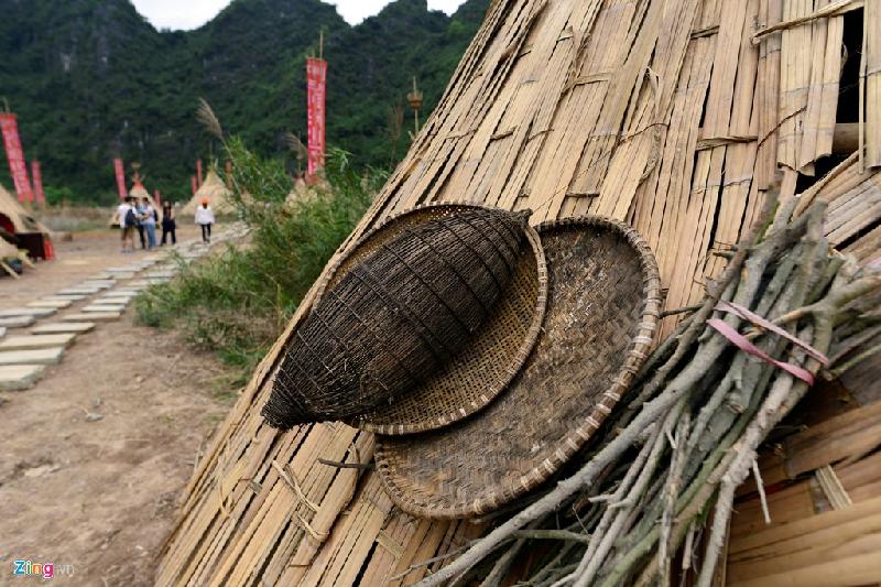 Phía ngoài mỗi ngôi nhà là những chiếc rổ tre, nơm...