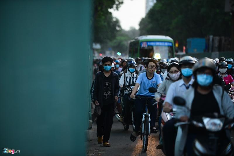 Người đi bộ không có lối đi phải nép mình vào lô cốt thoát khỏi dòng xe.