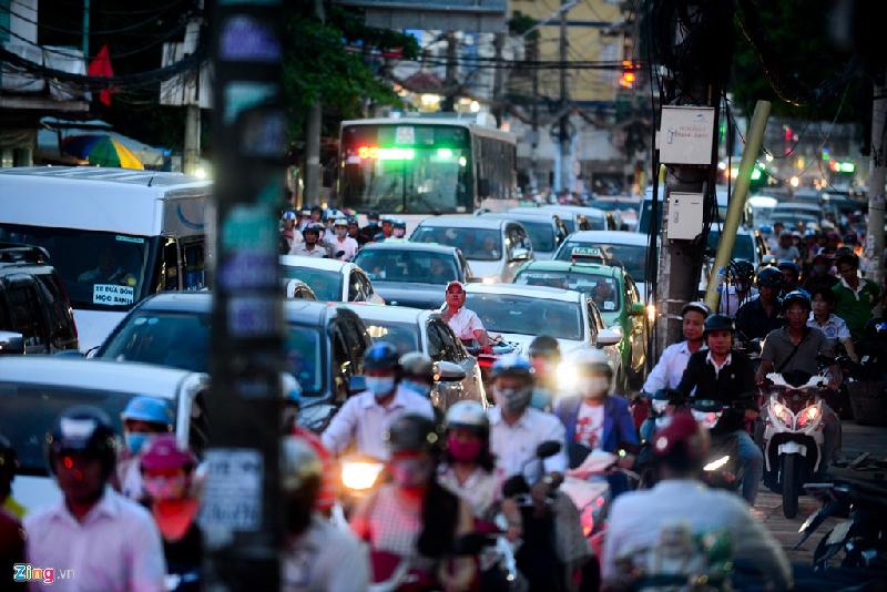Hướng đường Nguyễn Kiệm từ ngã tư Phú Nhuận về vòng xoay Nguyễn Thái Sơn cũng rơi vào cảnh tương tự. Xe máy, ôtô xếp hàng dài chờ đến lượt di chuyển.