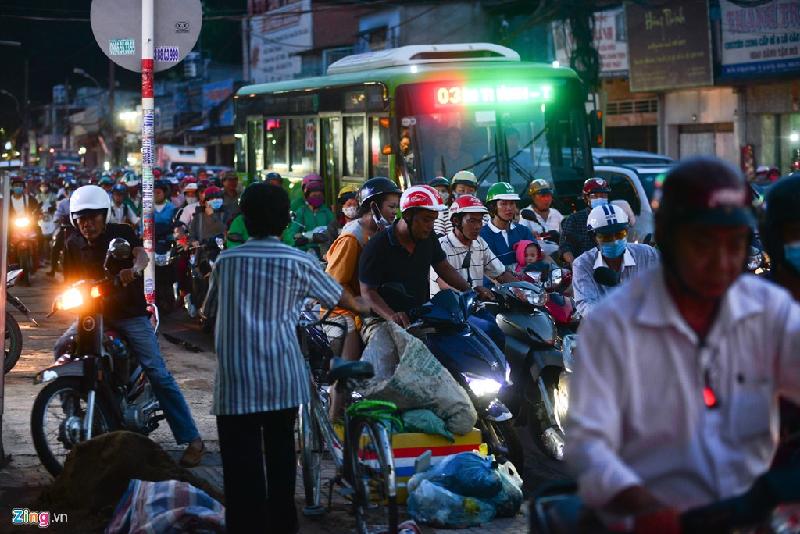 Rác vương vãi trên phố. Nhiều người đi ngược chiều càng làm giao thông thêm lộn xộn, phức tạp.