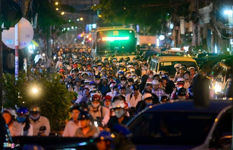 Hàng nghìn người đi làm về muộn đã phải 