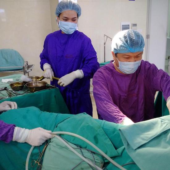 Cắt bỏ dương vật, trả lại giới tính thật cho cô gái Hà Nội
