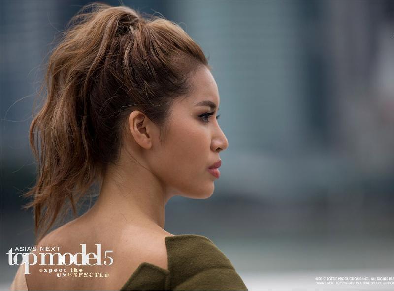 Buổi photoshoot đầu tiên của chương trình với chủ đề “Siêu mẫu bỏ trốn” diễn ra tại bối cảnh ngoài trời. Khi biết buổi chụp ảnh của tập một hướng đến chủ đề thời trang cao cấp, Minh Tú phần nào cảm thấy không tự tin bởi đây không phải là thế mạnh của cô.