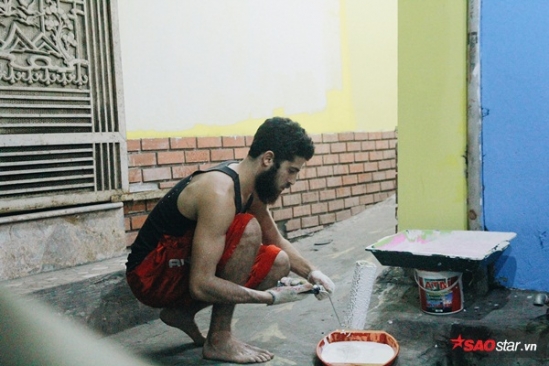 Chàng Tây tự bỏ tiền mua sơn, thức trắng đêm làm mới phố cổ Hà Nội