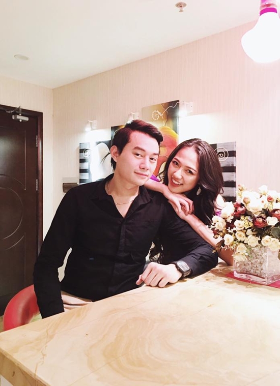 Trang Cherry và Anh Dũng sau một cảnh quay.