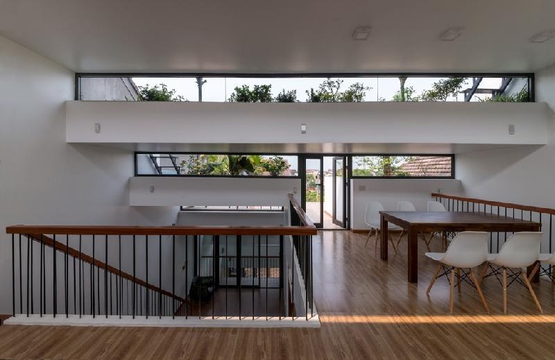 Thiết kế xếp bậc giúp căn nhà mở ra các góc sáng, râm, tận dụng được ánh sáng mặt trời ban ngày. 