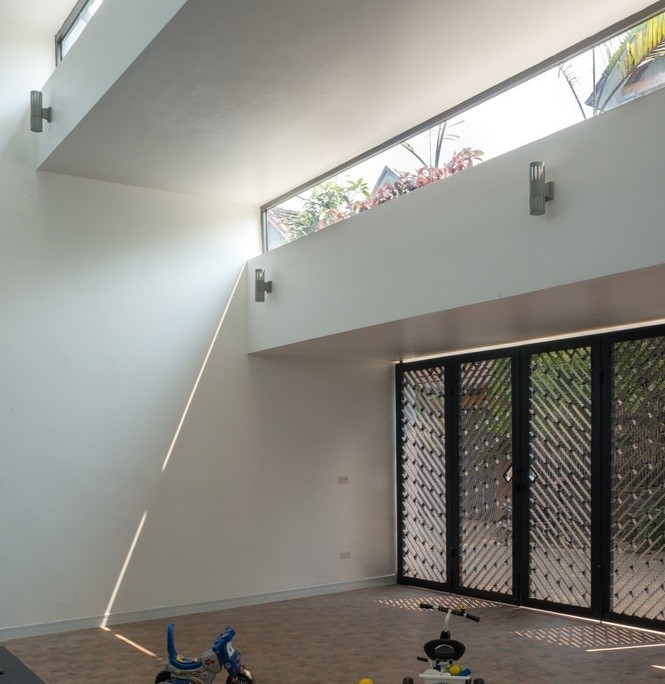 Thiết kế đặc biệt này cùng hệ hống cây xanh dọc thân nhà giúp giảm được tác động của khói, bụi, cái nắng khắc nghiệt của miền trung Việt Nam.