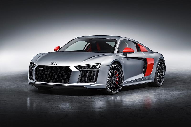 Trong khi đó, nội thất của những chiếc R8 Sport Edition được hoàn thiện với tông màu như ngoại thất và gắn số thứ tự sản xuất của xe.
