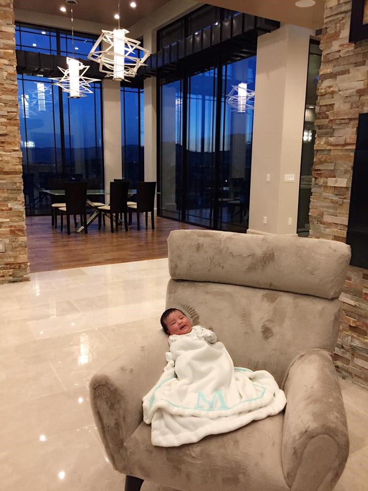 Một góc nhỏ trong phòng khách. Có thể thấy vợ chồng Đan Trường chọn kiến trúc hiện đại, nội thất sang trọng theo phong cách châu Âu.