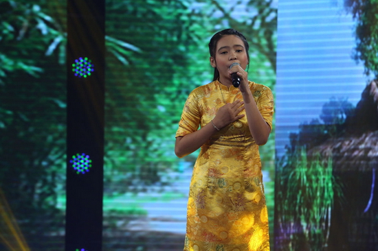 Thí sinh Lê Đỗ Minh Hiếu: Cô bé khiến Quang Linh “toát hết mồ hôi” trao cơ hội đi tiếp  Thuộc nhóm các thí sinh lớn tuổi nhất cuộc thi, cô bé 14 tuổi Lê Đỗ Minh Hiếu tiết lộ đây là lần đầu thử sức với thể loại dân ca. Trước đó, Minh Hiếu chỉ hát những ca khúc Pop hoặc những bài hát sôi động. Bên cạnh đó, cô bé bày tỏ nỗi lo không sánh bằng các thí sinh nhỏ tuổi có chất giọng ngọt ngào trong cuộc thi. Quả thật, tiết mục của cô bé khiến cho giám khảo Quang Linh phải “vắt óc”, lấy khăn thấm mồ hôi để đưa ra quyết định. 