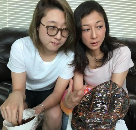 Phòng Tổ Danh luôn muốn giúp đỡ em gái khỏi cuộc sống khó khăn. Theo tin, hiện hai mẹ con Ngô Ỷ Lợi - Trác Lâm được sống ở biệt thự nhờ lời cầu xin của Phòng Tổ Danh.