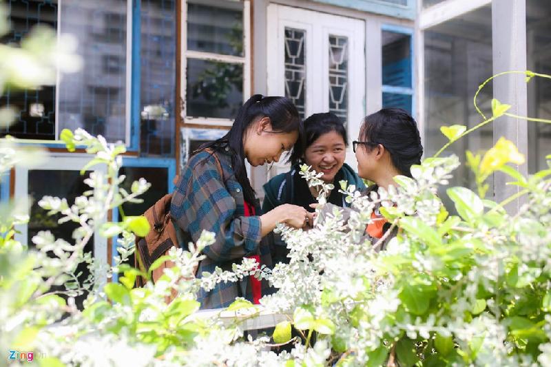 Nhóm bạn nữ này đến Nhà ga để lưu lại những bức ảnh kỷ niệm vì sau ngày 10/4, toàn bộ các phòng tranh, studio, quán cà phê với cách trình bày vừa trẻ trung, vừa cổ kính tại nơi này chỉ còn là ký ức.