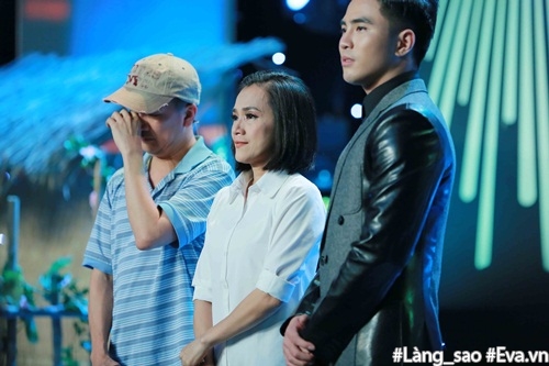 Đàm Vĩnh Hưng giàn giụa nước mắt khi nói về cha  Trong đoạn teaser ngắn vừa được công bố, Đàm Vĩnh Hưng đã khóc, anh nghẹn ngào sau phần trình diễn đầy cảm xúc. Nước mắt nam ca sĩ lã chã khi nói về cha: “Chưa bao giờ tôi thấy hình ảnh cha mình ốm hay tóc bạc ra sao vì cha Hưng mất sớm lắm, nên là tất cả mọi thứ đều tưởng tượng ra hết